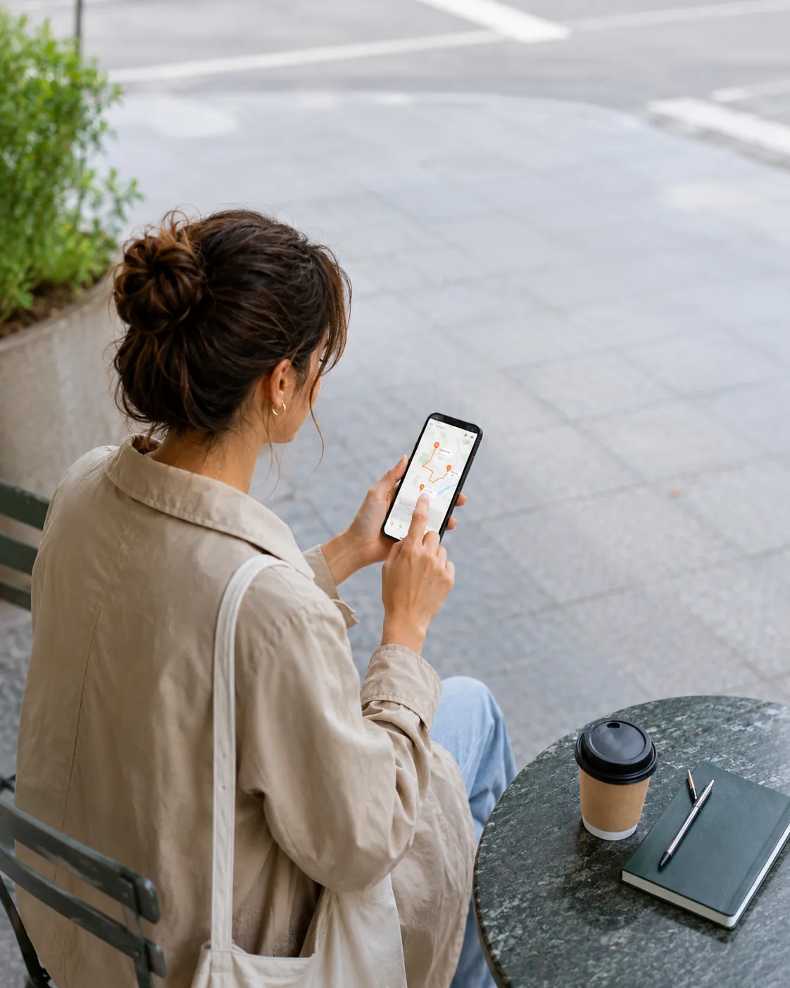 Mujer sentada en un café explorando el mapa de beneficios de OfertApp